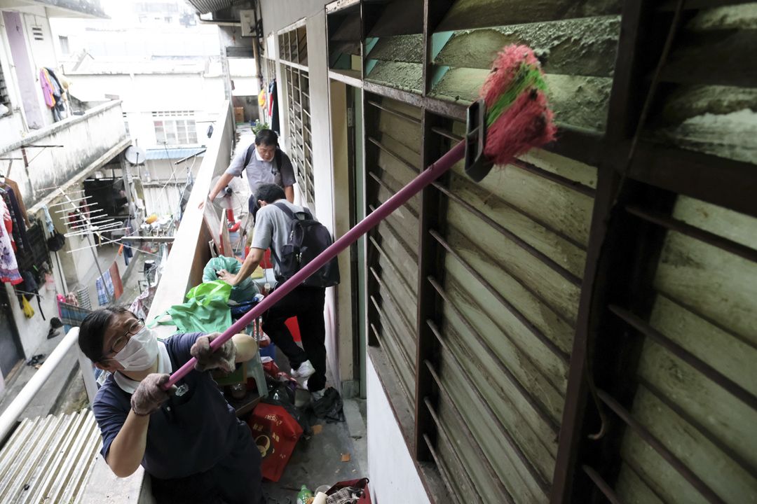 志工几番打扫积满尘垢的窗户，务求还原窗户的洁净。 【摄影：林振胜】