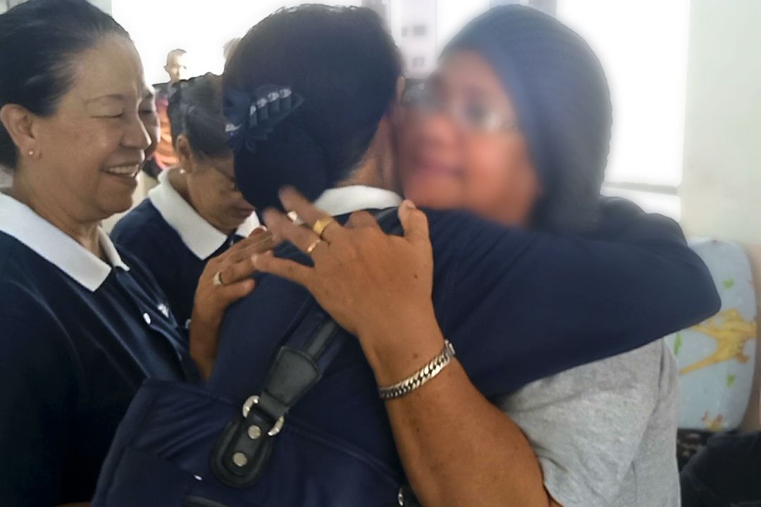 伤者家属在医院走廊打地铺陪伴伤者，对志工给予的关怀，深表感激。 【摄影：沈泽荣】