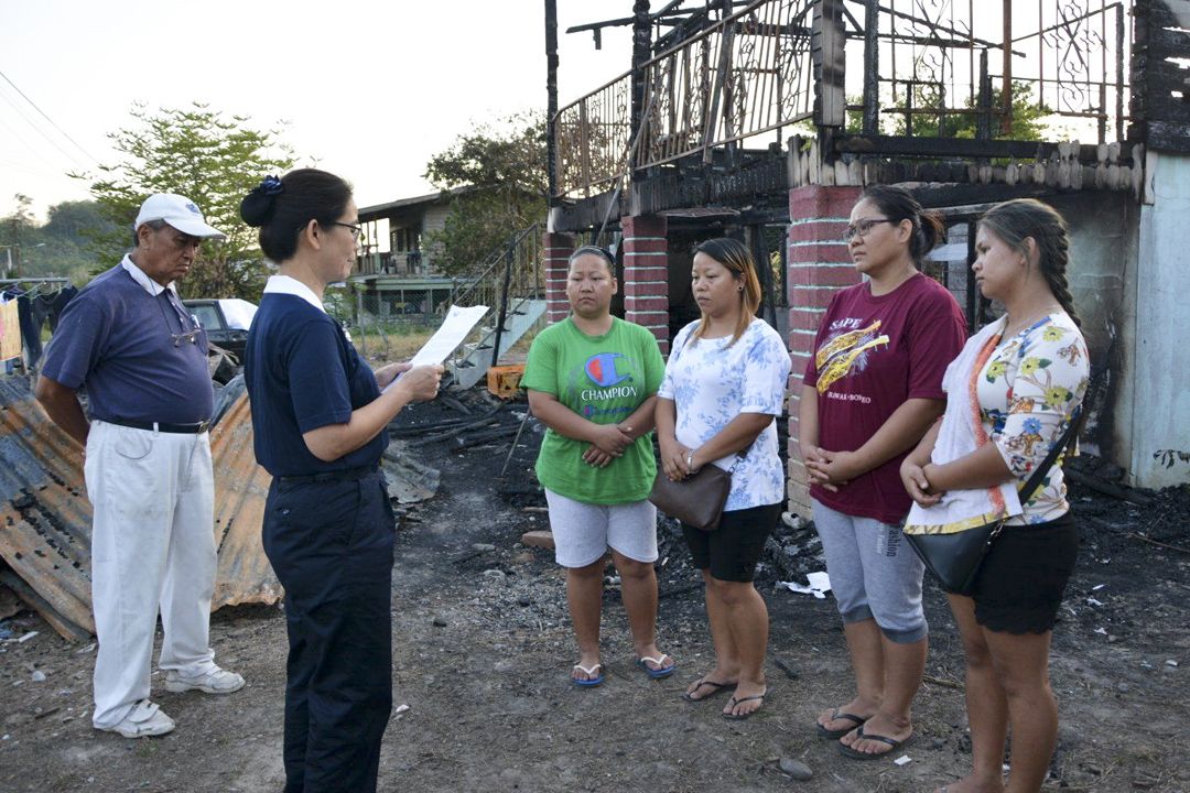 志工恭读证严上人的慰问函，灾民专心的聆听。 【摄影：赖志祥】