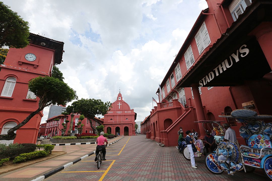 In November 2020, the famous Dutch Square and its surrounding were quiet. Tzu Chi did an on-site study to understand the trishaw riders’ livelihood situation. [Photo by Low Siew Lian]