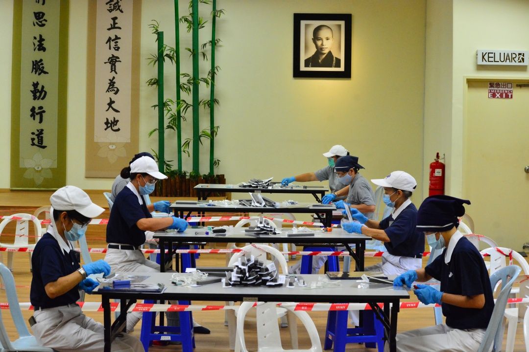 慈济巴生支会于2020年3月26日至28日，共动员一百五十人次制作约四千零四十个医用面罩，惠及巴生各源流诊所及医院，做前线医护人员最有力的后盾。 【摄影：李伟建】