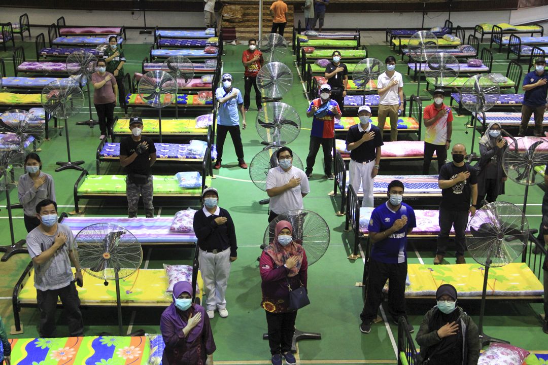 结合众人之力，院方和志工在短短的一个半小时，快速的设立好百多个床位。 【摄影：吴勇樻】