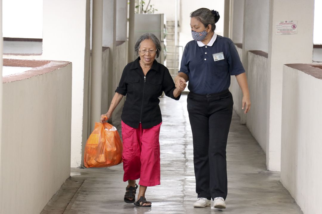 志工王幼珍（右）牵着刘秀容（左）的手，两人细细诉说当年同做环保的点滴。 【摄影：杨文辉】