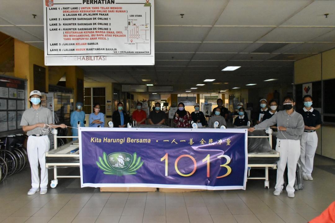 慈济志工移交医疗床给根地咬医院。 【摄影:赖志祥】