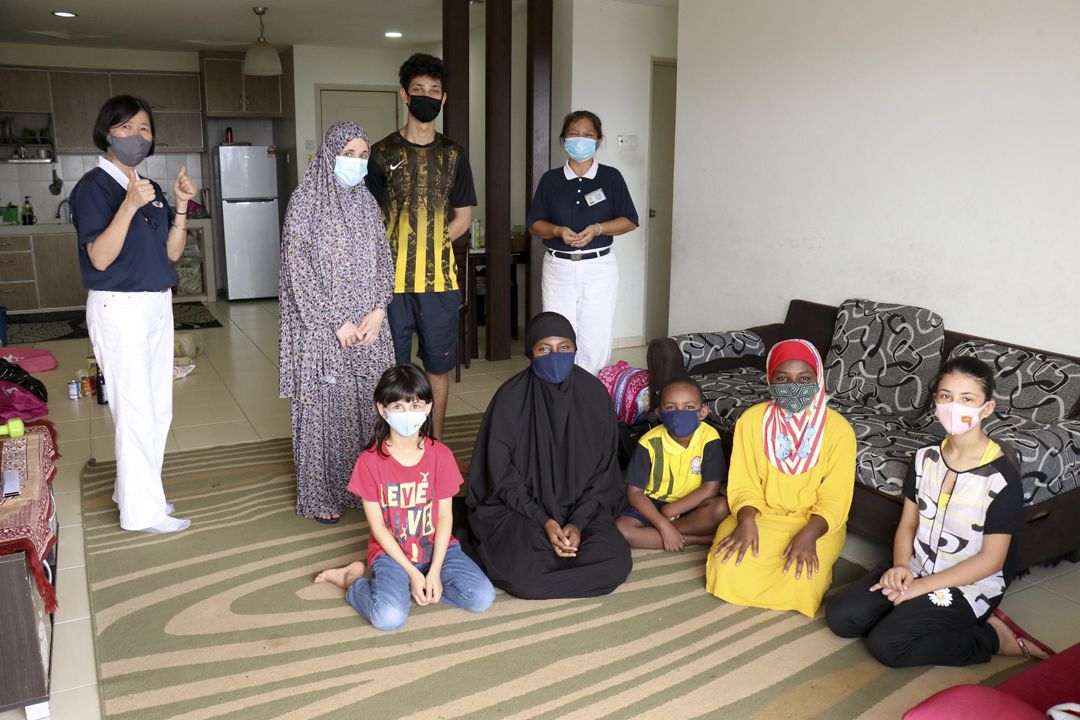 年初一，志工带一些物资给安妮，希望能减轻她经济上的负担。 【摄影：杨文辉】