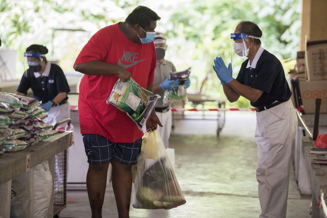 慈济雪隆分会四十个环保站与共修处启动“Food Care社区关怀计画”, 从7月18日开始进行粮食物资发放，缓解弱势家庭的经济负担。 【摄影：陈国雄】