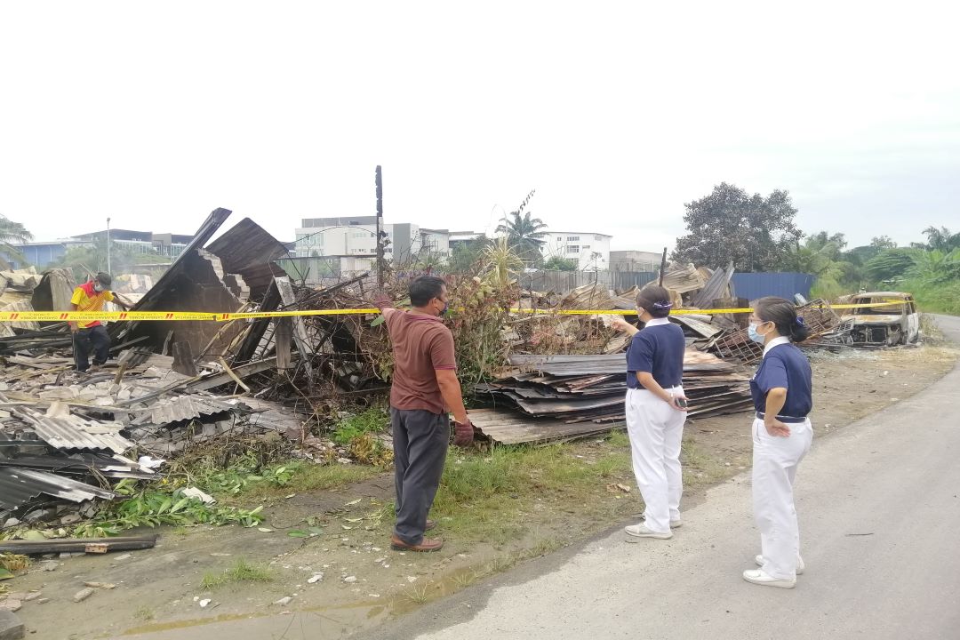 平时安身立命的住家瞬间成了废墟，被拉起了封锁綫，闲人免进。志工前往勘灾。【摄影：黄秀兰】