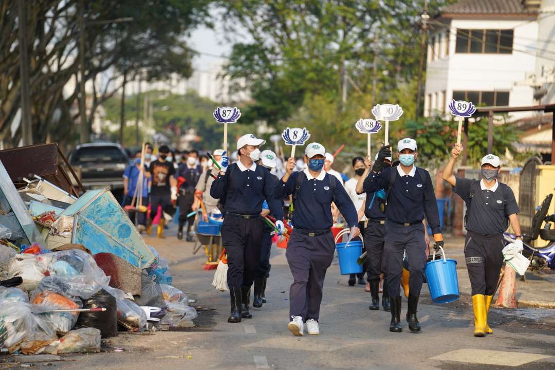 灾难现前，慈济人不落人后，率先发起第一波的热食供给。待洪水消退之后，第二波的社区大清扫随即展开，为受灾居民解困，提供后勤支援。一连三天的大动员清扫灾区活动，从12月24日至26日展开。【摄影：文伟光】