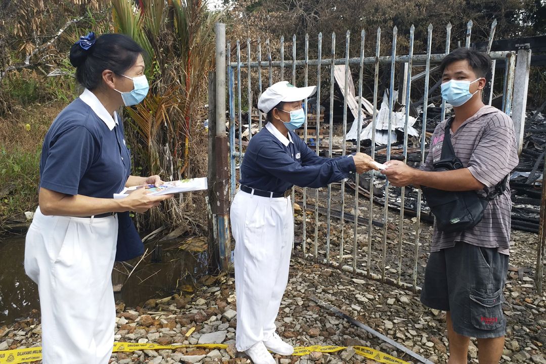 慈济诗巫联络处负责人戴玮薇（中）代表 证严上人和全球慈济人送上祝福慰问金给灾黎李世雄（右）。 【摄影：陈玉娟】