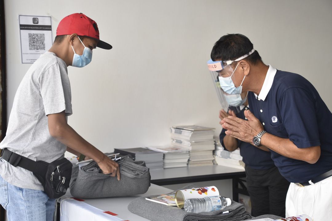 每一位受灾民众都可以领取一张来自台湾由朔料制作的爱心毛毯。 【摄影：罗添发】