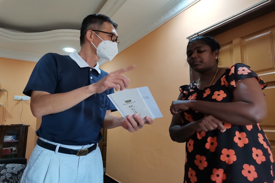  志工亲自登门家访，为申请成功的K1K 2.0受惠者，送上证严上人的慰问信和现值卡。【照片提供：许音包玲】