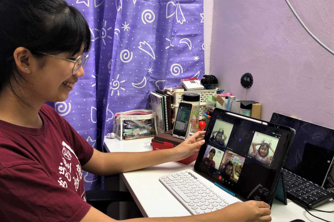 To reduce the learning gap and reignite the students’ passion for learning, Tzu Chi KL & Selangor launched the “i∙didik” programme, offering free online tuition to children of its care recipients who're attending primary or secondary school. [Photo courtesy of Ong Sook Hwei]