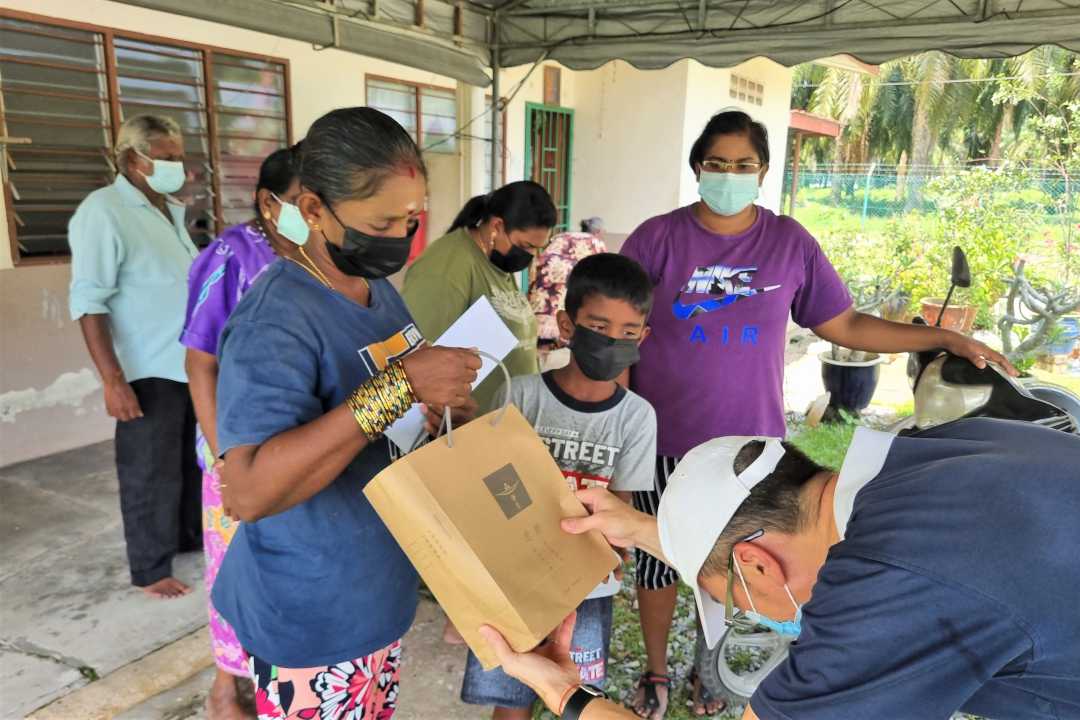 志工陈泛全驱车两个小时多车程抵达罹难者马辛德兰的家——安顺。他将慰问信、慰问金及祝福包奉上给马辛德兰的遗孀塞儿薇。【照片：陈泛全提供】	