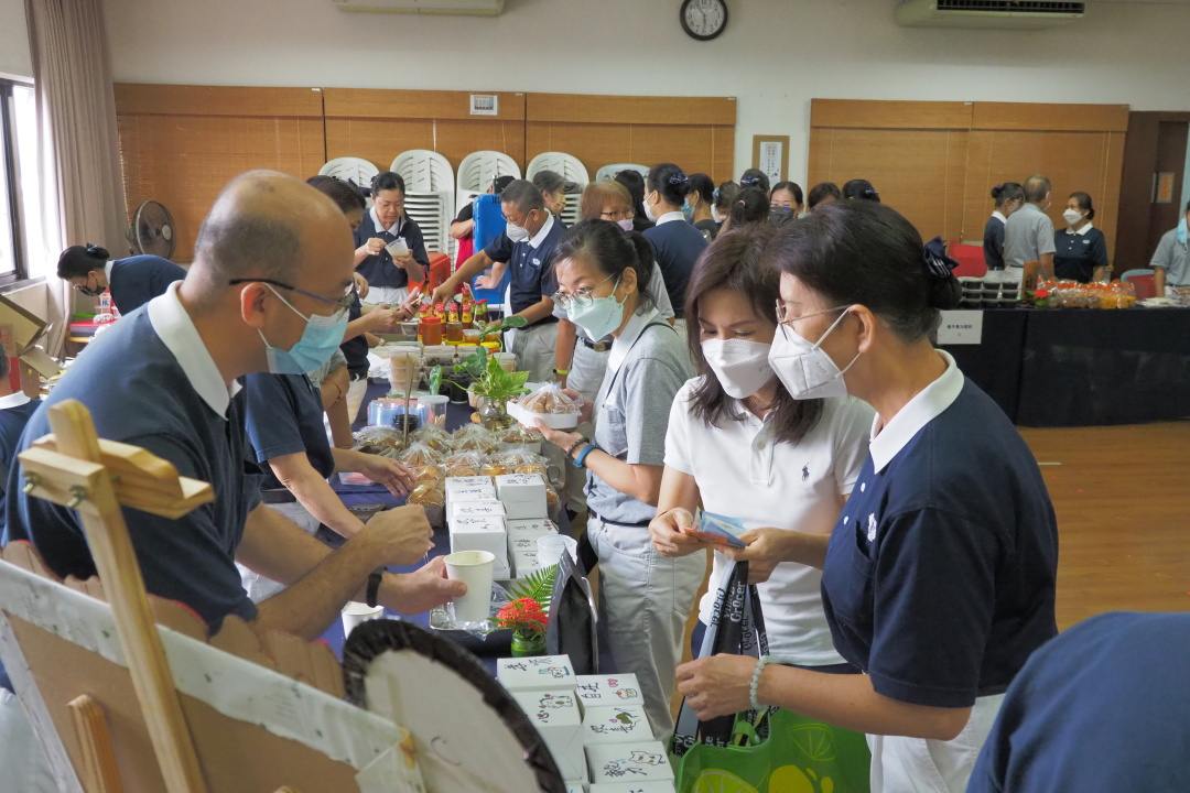 梳邦再也和布特拉高原社区的入经藏团队在梳邦大班镇慈济共修处进行一场“给孩子一个上学的机会”义卖会，现场充满一股为善竞争的祥和气氛。【摄影：颜兴都】