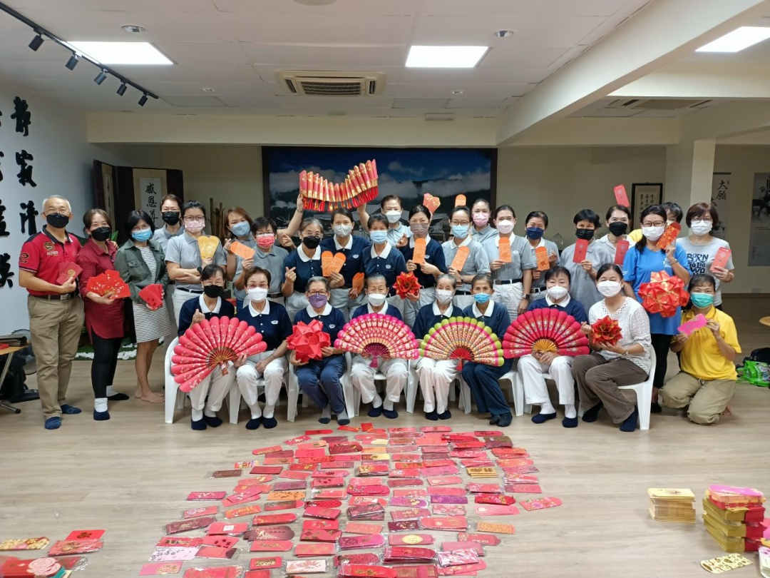 大爱妈妈、社区志工与会员大德现学现做各式农历新年装饰品募款，为无国籍儿童献上祝福。 【照片提供:罗雅珍】