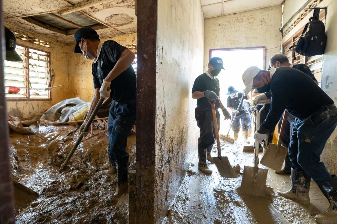 2022年1月5日，在双溪必得村民陆续要求下，来自雪隆、劳勿和槟城约一百四十位志工，总共完成清扫十间半房子的清扫。 【摄影：黎日泉】