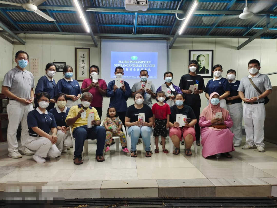 祝福金颁发典礼后合影，期许灾民迅速挺身，整顿步伐，迎向新生活。【照片提供：黄雨兰】