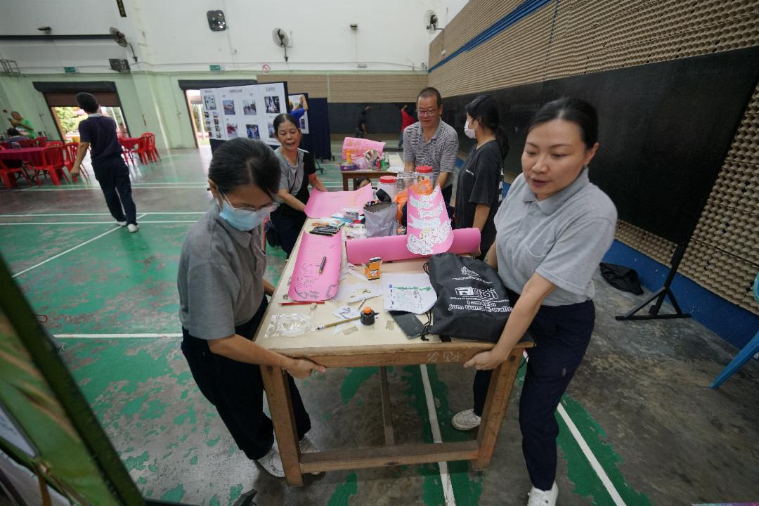 慈济举办义卖会，就好像家里办喜事；人人各司其职，只为圆满一场救助贫困和苦难的善举。【摄影：黄勇雄】