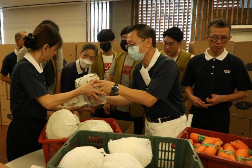 9月30日早上，吉隆坡慈济静思堂斋堂各处堆放着许多各式各样的蔬果箱子，只见志工们忙碌的劳动着，有些正在搬抬蔬菜、有些在折叠箱子、有些则细心地检查着蔬果…… 【摄影：王秀玉】