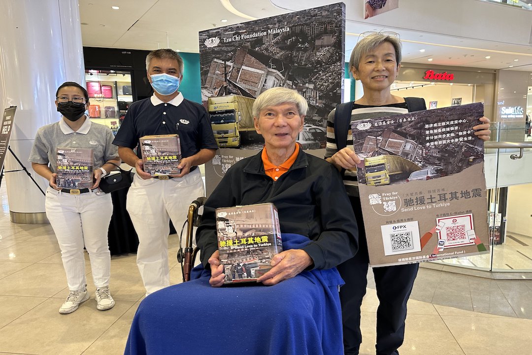 七十六岁的张元豪（右二）与六十五岁的妻子杜玉丝（右一）参与志工的募爱行列而感受到助人的喜悦。【摄影：林振胜】