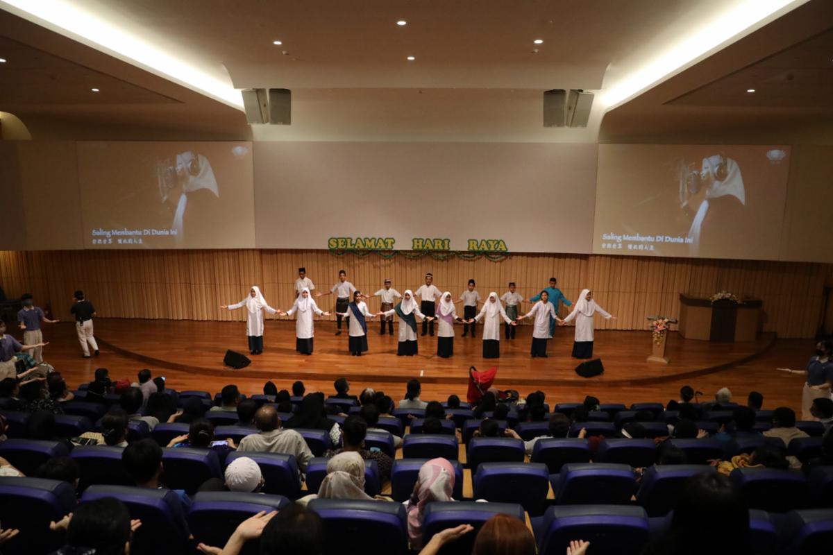 一群来自士拉央和气难民学校的学生呈献手语团康及开斋节歌曲，为开斋节欢庆典礼掀开序幕。 【摄影：王秀玉】