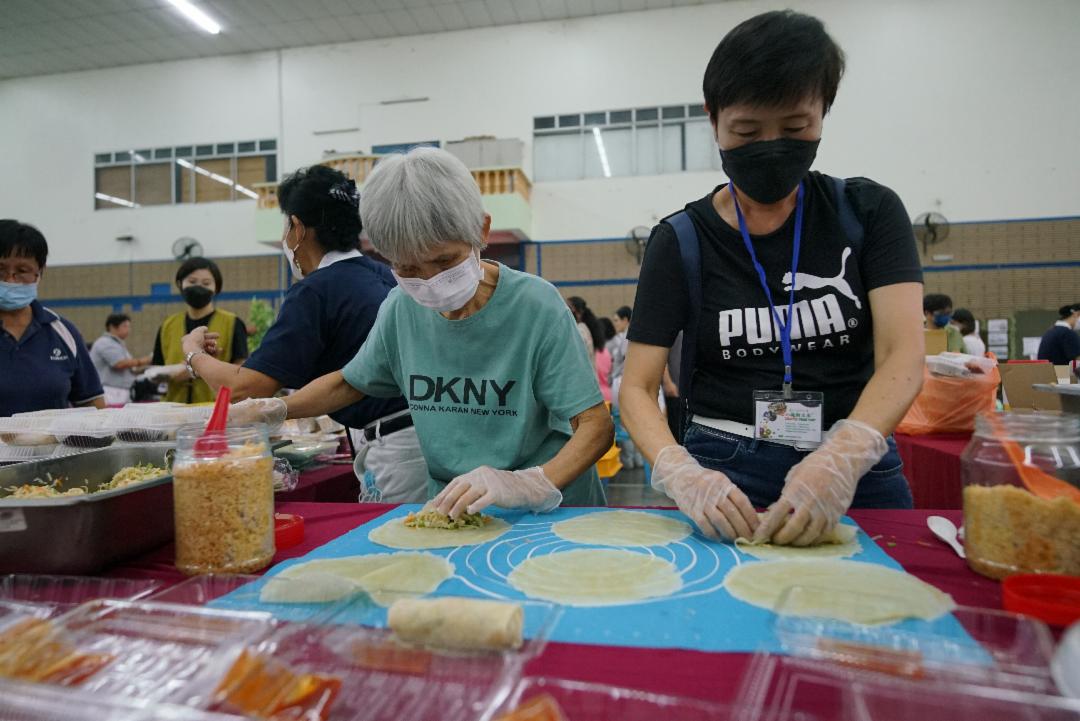 “弘法利生爱心蔬食义卖” 获得四面八方的善心人士护持而圆满；义卖会现场售卖的食品更是多样化。【摄影：黄勇雄】