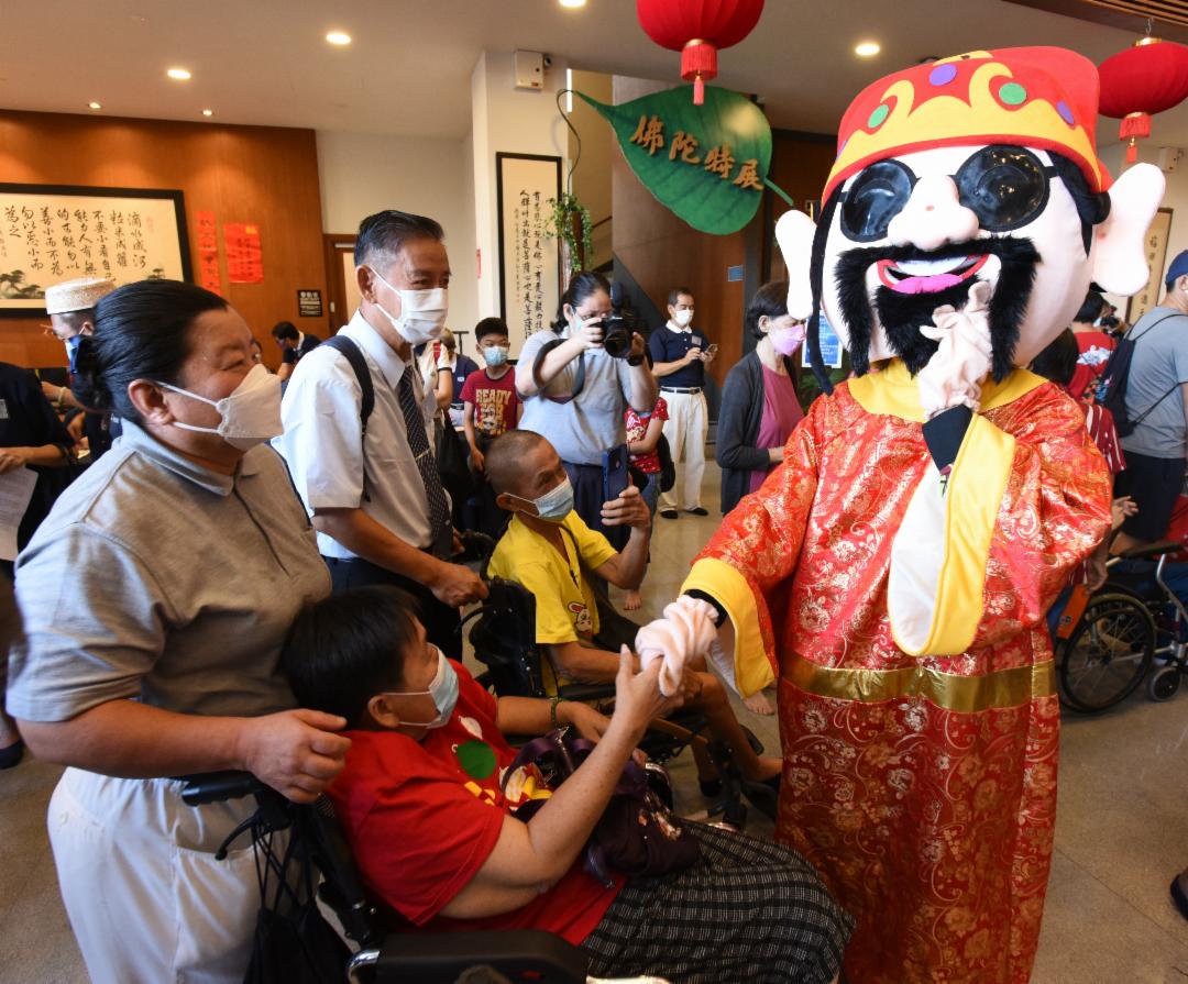 The 'Da Tou Fut' greeted each attendee with a handshake, offering his blessings. [Photo by Chan Tuck Meng]