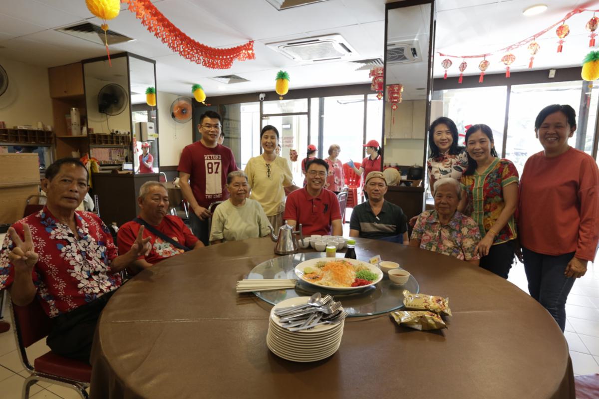 慈济志工邀社区独居、老人院院友，或儿女不在身边的长者吃团圆饭、“捞生”，与他们共尝团圆的滋味。 【摄影：梁倩宜】