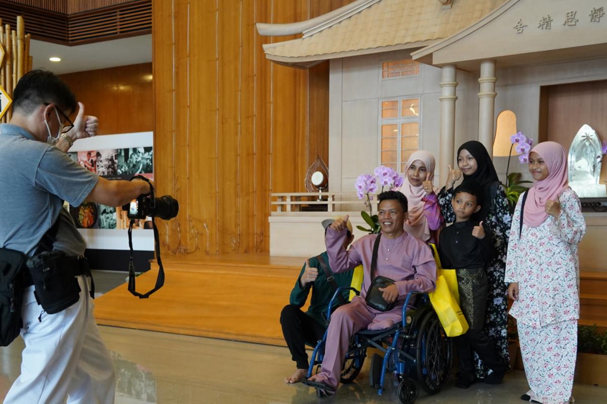 许多穆斯林照顾户家庭都是第一次来到静思堂，大家都很欢喜地拍照留念。 【摄影：林佳谋】