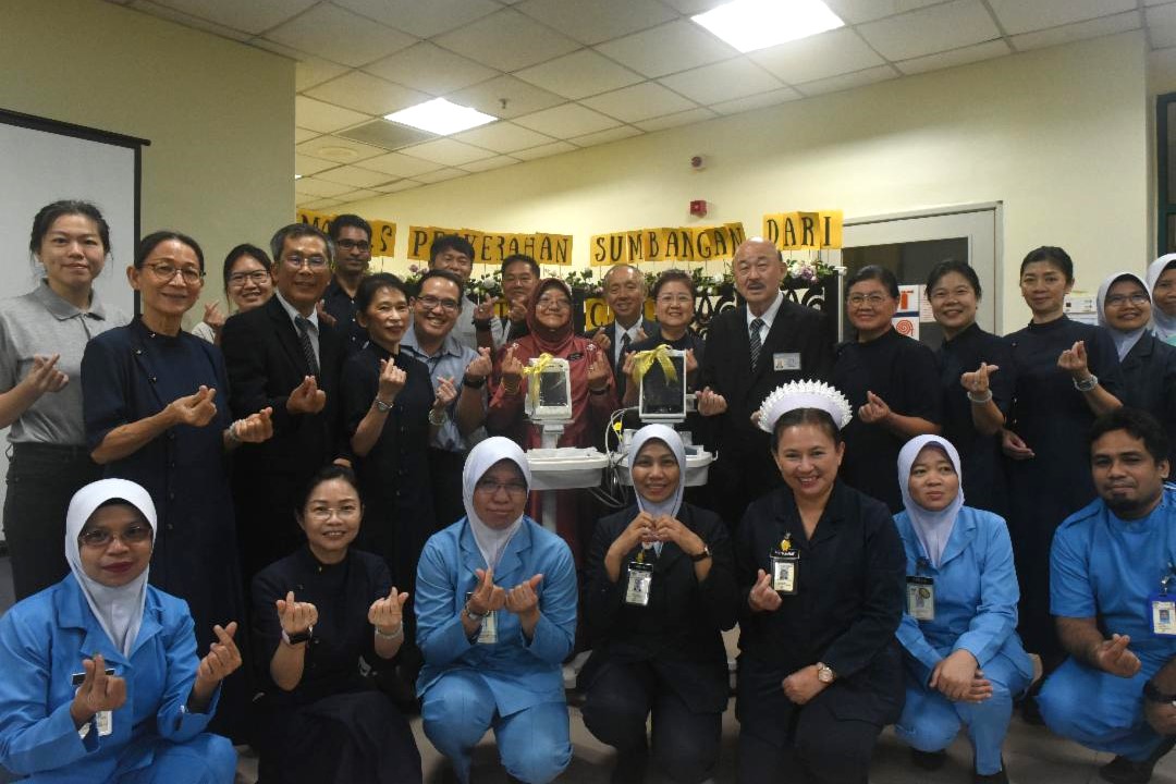 移交六台生命监测器后，志工们和医护人员大合照。 【摄影：赖玉贞】