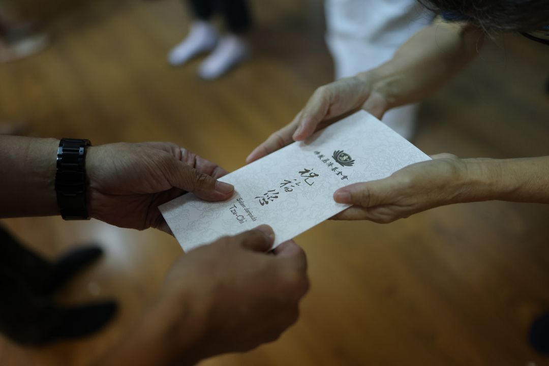 受灾户身心与财物的灾损，依然存在，慈济的发放不仅是送上温暖，更是一分深深的祝福。【摄影：梁倩宜】  