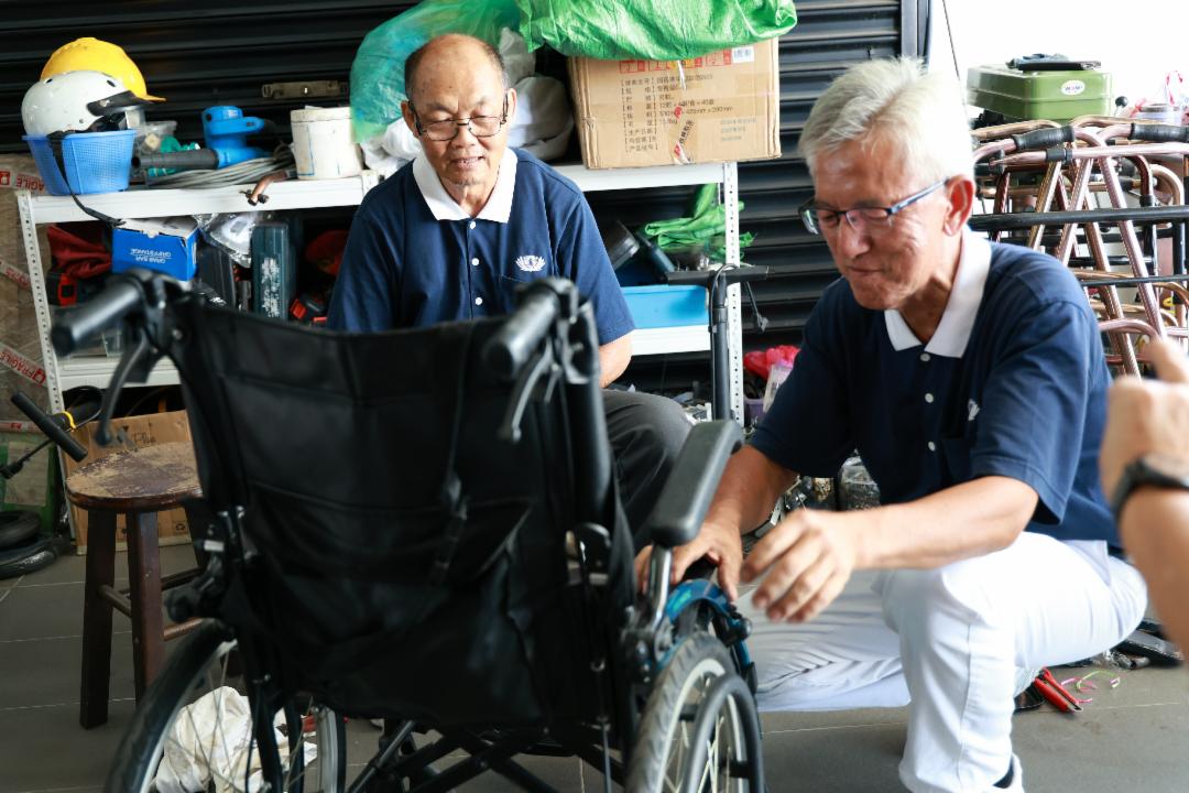 志工们竭尽所能修复辅具，能修的悉心整修再出借，无法修复的则拆解零件再利用。点滴用心，只为让每一件器材都能发挥良能，持续为慈济医疗辅具服务中心造福更多人。【摄影：邓亦绚】