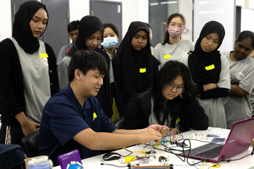 由Chumbaka 主导，慈济IYLP 与iDIDIK 协力协力举办的Arduino 机器人免费工作坊热闹展开。短短三小时，孩子们不仅亲手点亮LED、编出声音与旋律，更在心中播下求知、合作与不放弃的种子。【摄影：叶恩汉】