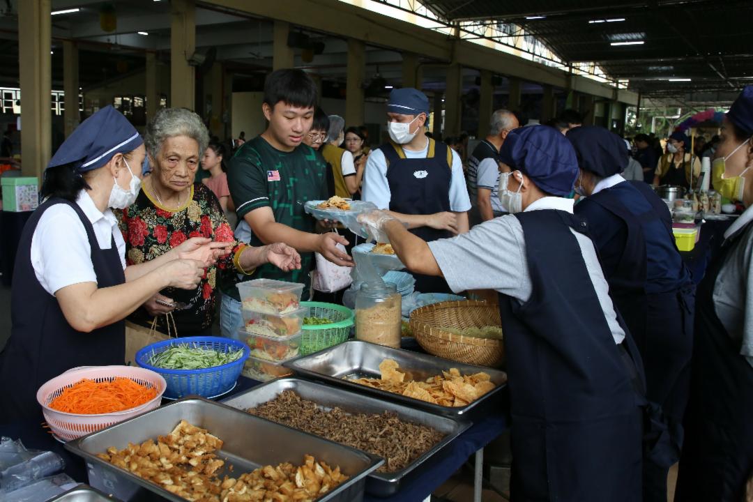 志工们早早备好食材，热心招待前来的民众。香气四溢的素食佳肴，人人脸上洋溢着喜悦。【摄影：颜锦源】