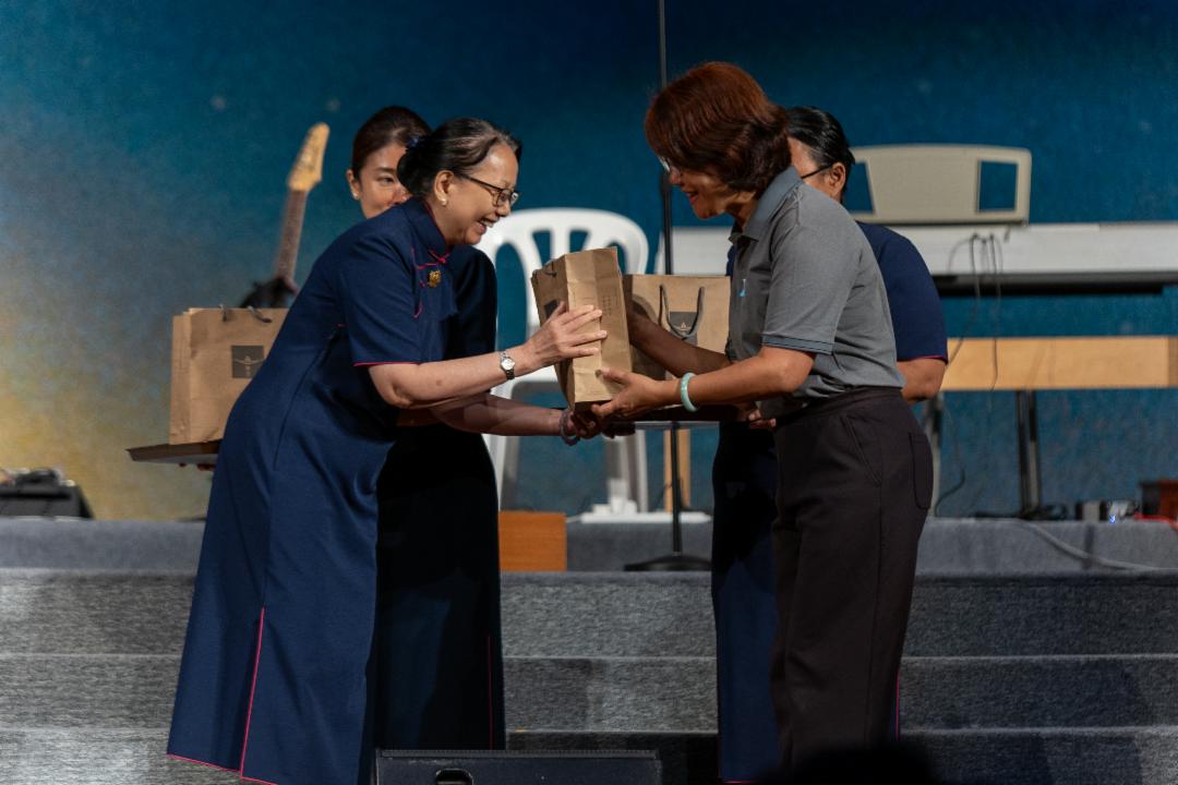 “爱．伴学”计划和新芽颁奖典礼上，一份感恩在手中传递，致敬老师们不退的教育初心。【摄影：唐仕凯】