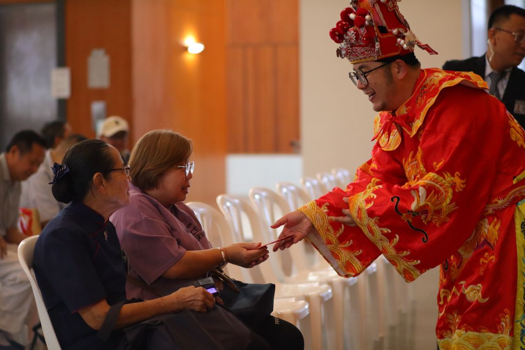 透过财神的扮演，志工将善念化为祝福，在会场中一一传递。【摄影：李莉芬】