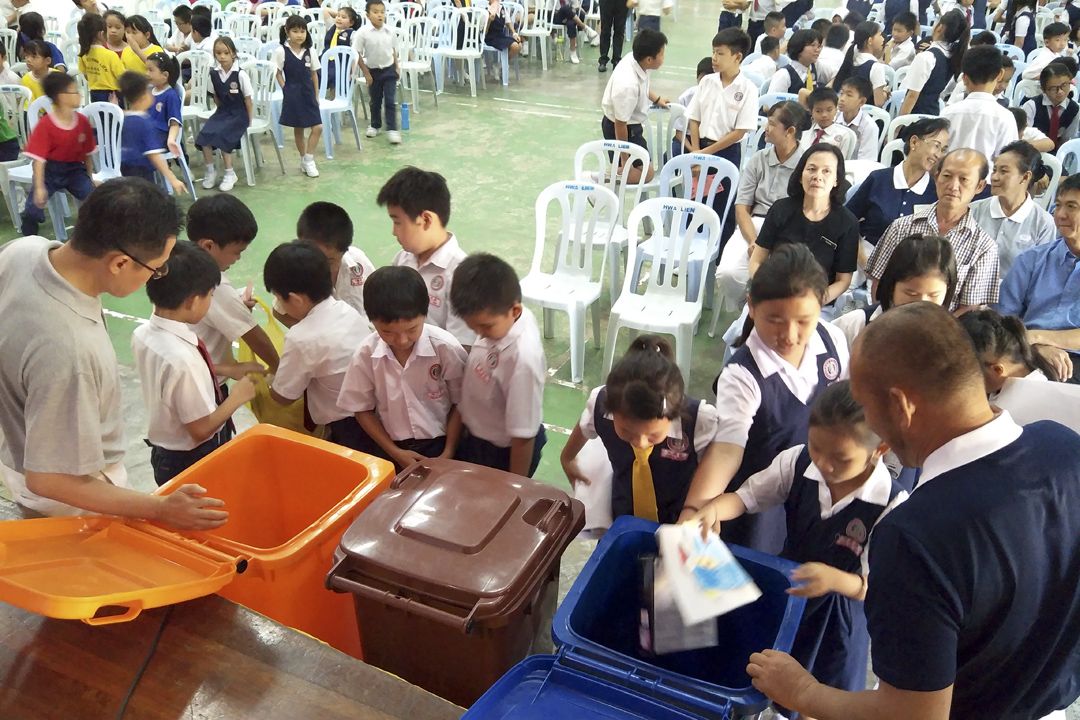 学生们从家里带来环保资源，在志工的引导下学习分类。 【摄影：许（音包）玲】