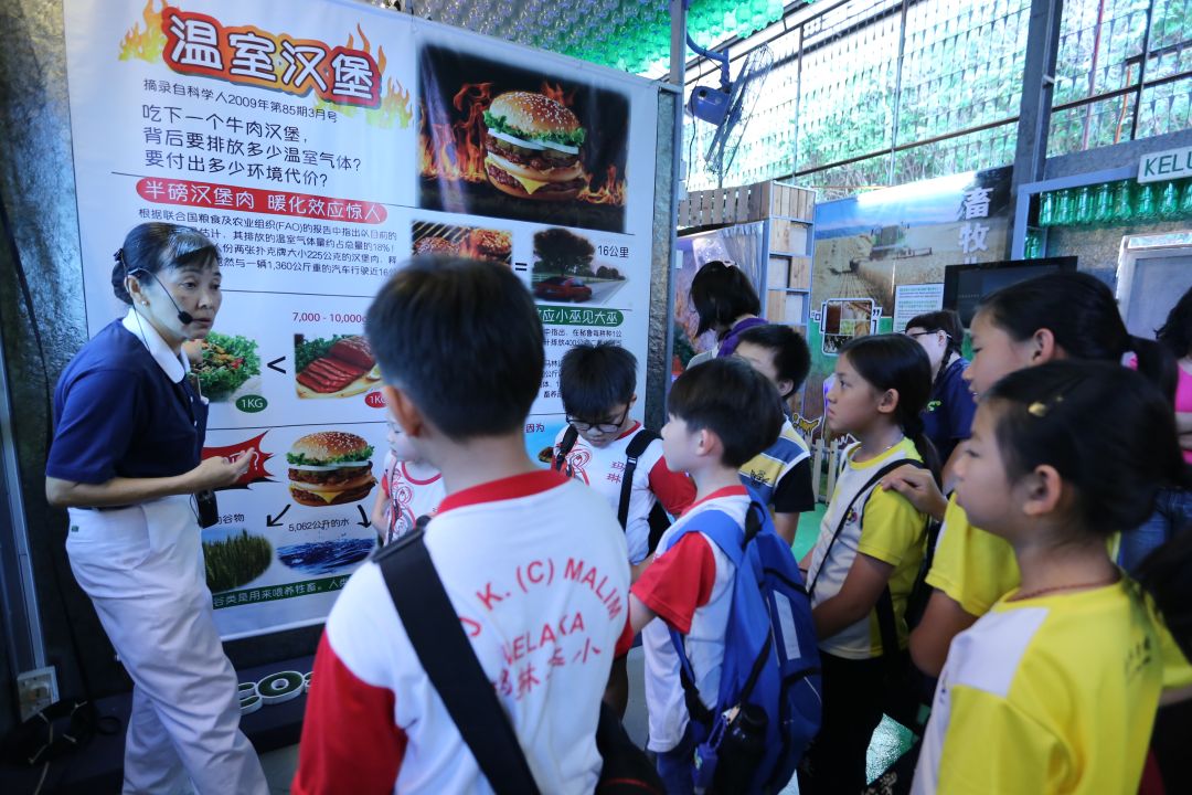  Ng Ai Choon chose to guide the kids through storytelling. [Photograph by Hong Geok Hui]