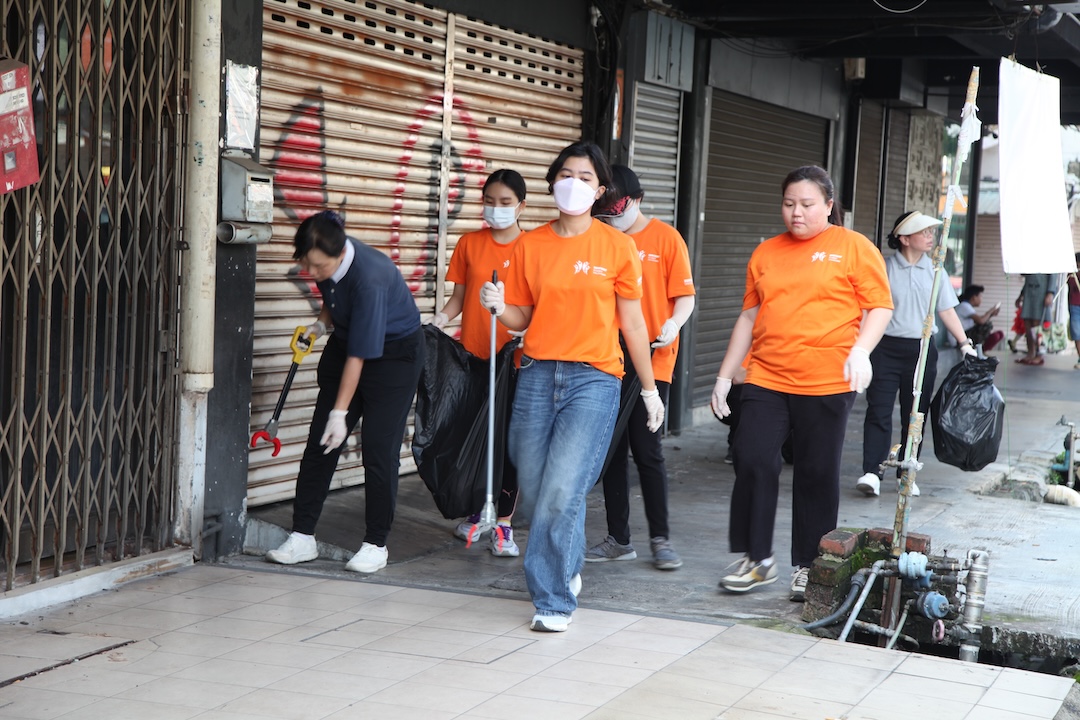 学生和志工及会众手持垃圾袋及工具，浩浩荡荡走入了商区；不惧猛烈的大太阳，沿街徒步捡取地上的垃圾和资源。【摄影：侯秀叶】