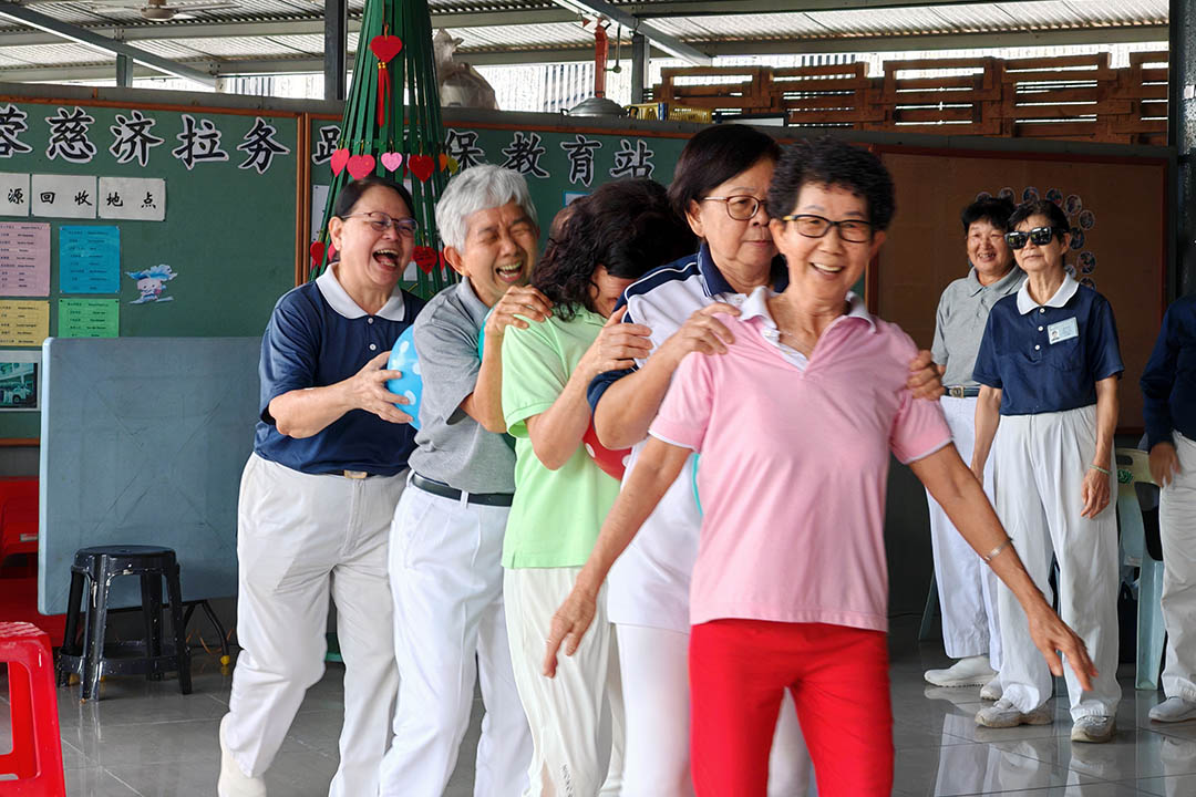 大伙儿在游戏环节玩得不亦乐乎。【摄影：唐嘉阳】