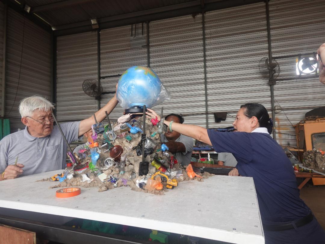 “环保十指口诀” 展具从工程到美工、从设计到组装，每一位志工都像是不可或缺的拼图，缺一不可。大家运用各自的长才，把废物化为教育资源，把理想化为真实展具。【摄影：严桂珠】