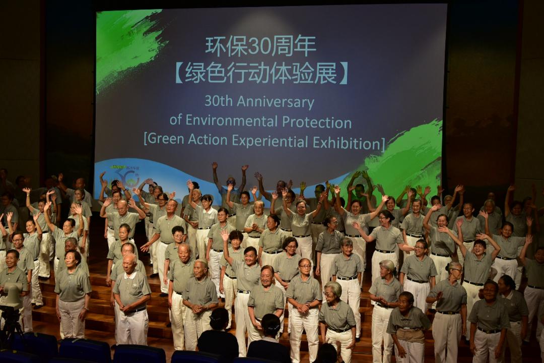 由一百一十六位环保志工组成的环保手语队，以一曲〈人人做环保〉揭开体验展序幕，用充满活力的表演，呼吁人人环保救心救地球。【摄影：李伟建】