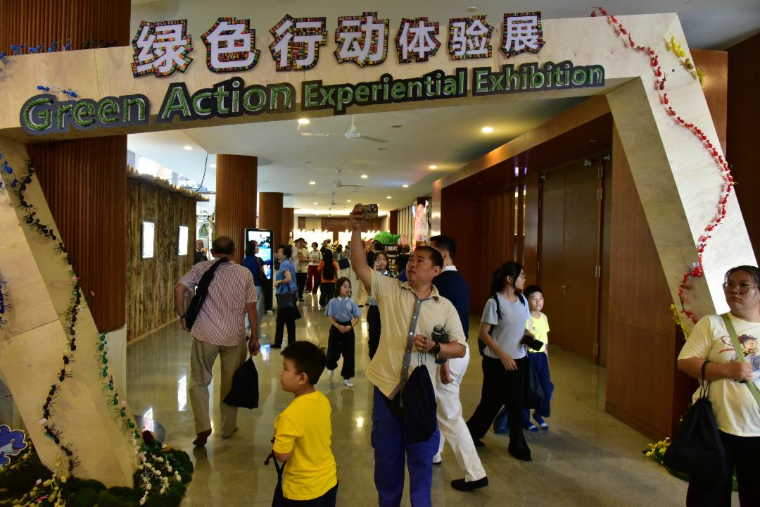 为期半年的“绿色行动体验展”正式拉开序幕。入口处，是一座由两千只手工蚂蚁堆砌而成的拱门。细看，每一只蚂蚁都是志工用回收塑料打包带编织而成，象征“蚂蚁雄兵”群体合作的精神。【摄影：李伟建】