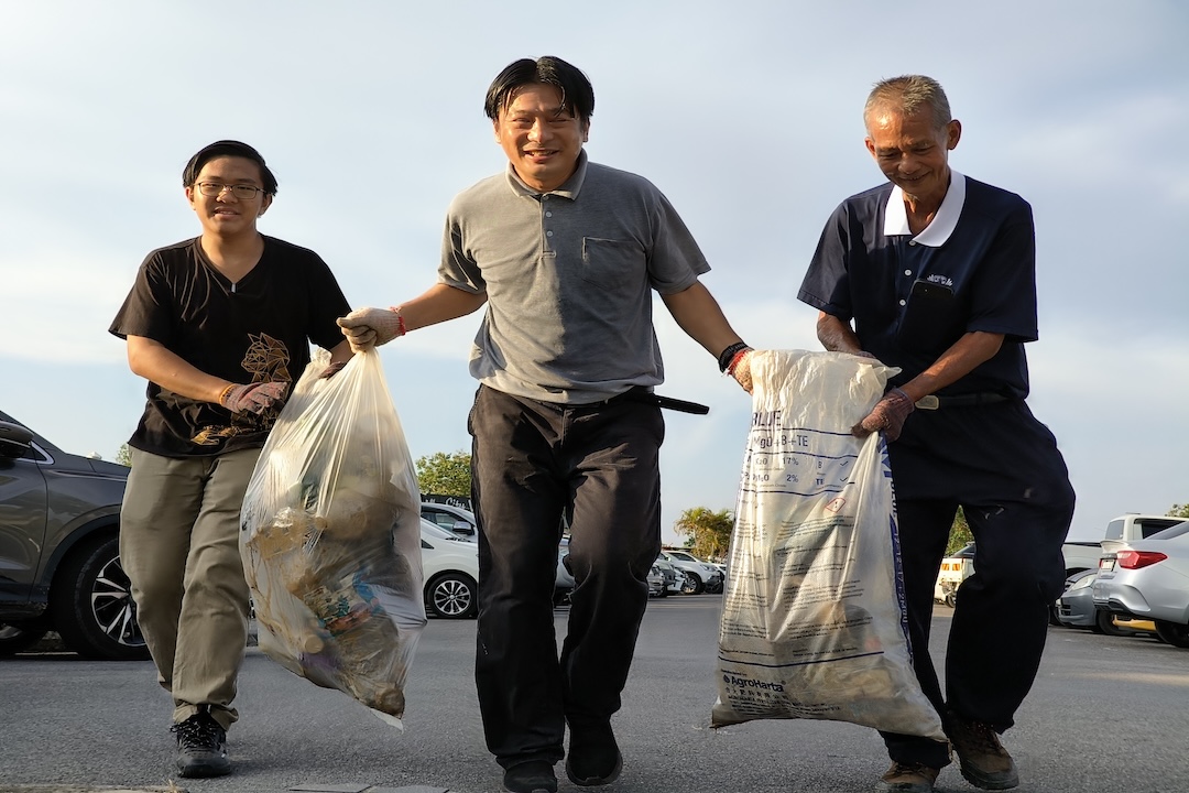 三代人，一条心，环保路上心连心。【摄影：许明扬】