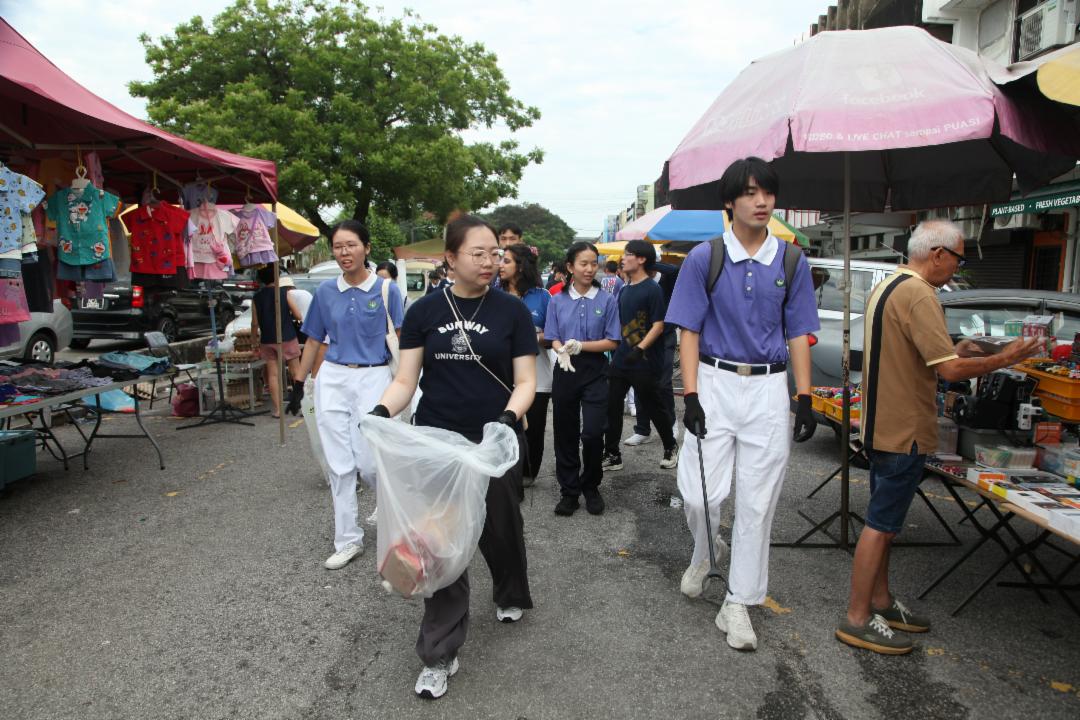 SS14早市区由年轻志工团队负责，他们从SS15集合点步行约二十分钟抵达现场，随即戴上手套、拿起夹子与分类袋，投入捡拾工作。 【摄影：侯秀叶】