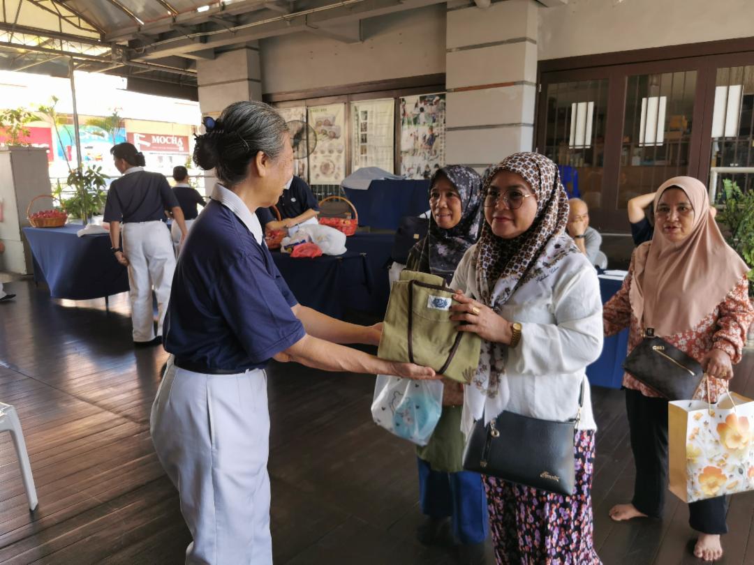 村民完成报到后，慈济志工随即为已投入环保行列的村民套上环保志工背心，正式承担守护环境的使命。 【摄影：黄守芬】