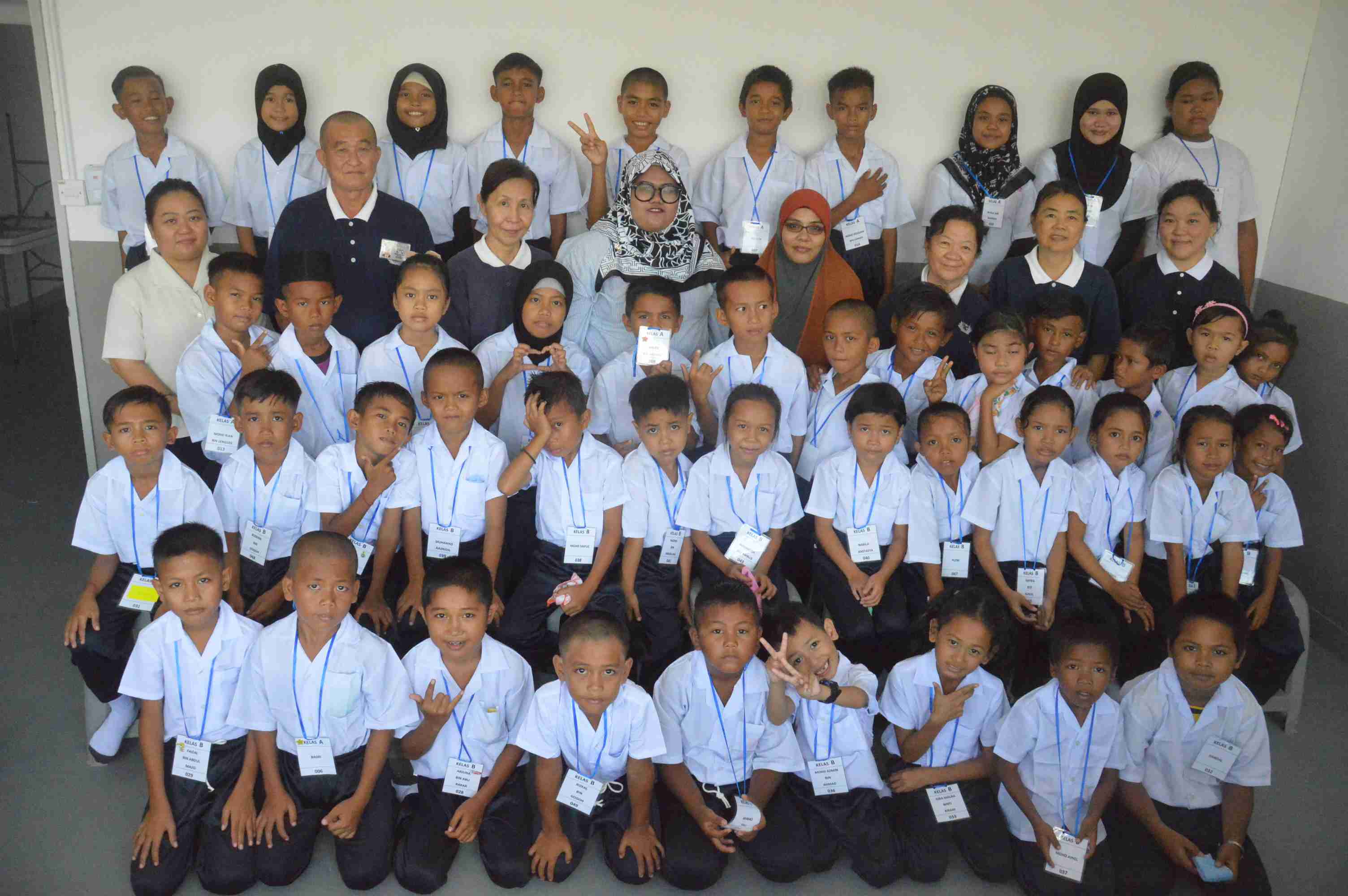 2017年3月6日，狄丁岸学习中心正式开学，志工、老师与学生欢喜地留下珍贵的合影。 【摄影：邱夤沬】