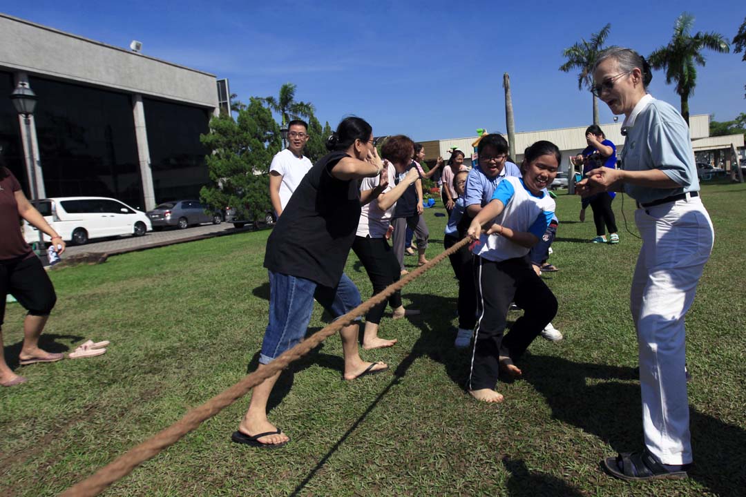 马六甲亲子班圆缘，在马六甲分会场地举行的课程藉由游戏分站，促进亲子合作无间。【摄影：李经志】