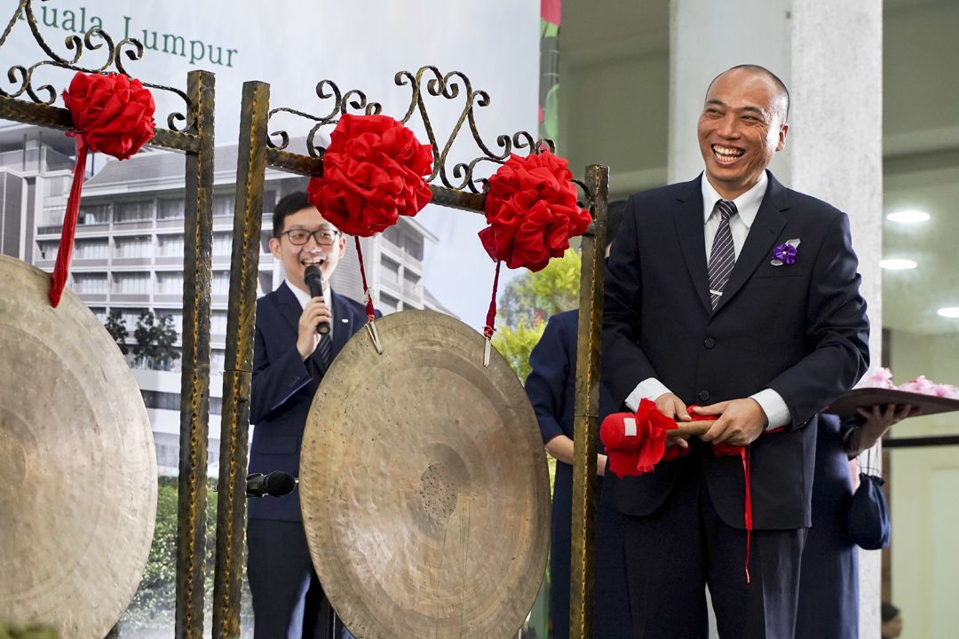 Loi Shiao Kiang strikes the gong at TCISKL Charity Fair. He understands TCISKL is in need of building fund, so he vowed to contribute as a Tzu Chi Honorary Board Member. [Photograph by Ng Shie Yuh]