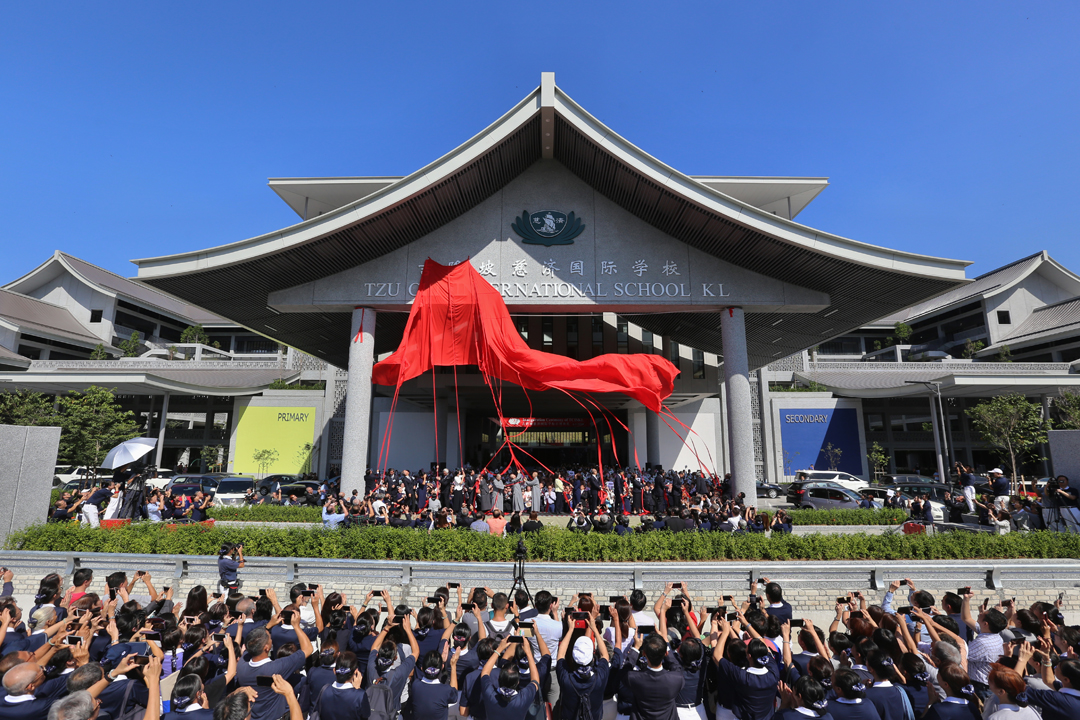 The honourable guests officiated the opening of Tzu Chi International School Kuala Lumpur by unveiling the school plaque.[Photogragh by Ch’ng Kooi Tick]